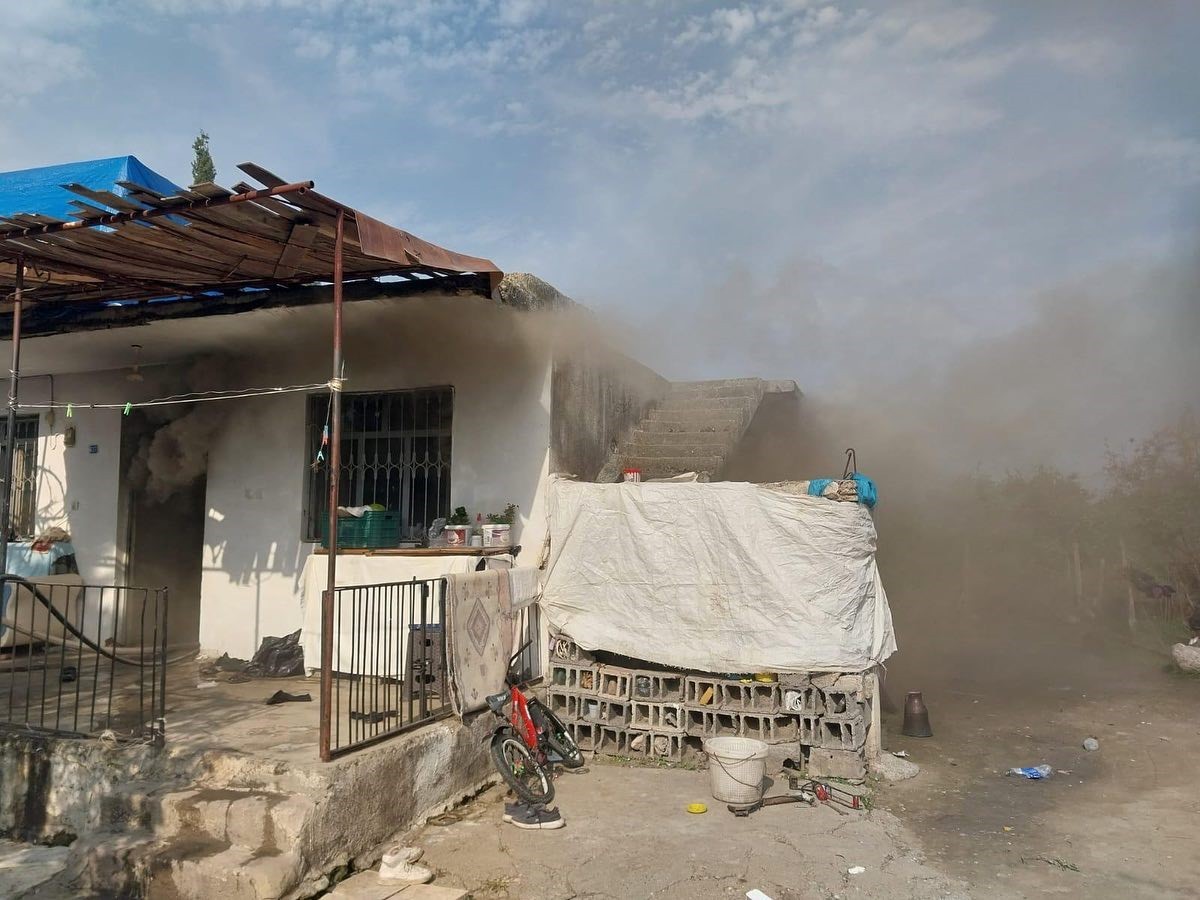 HATAY'DA ALEVLERE TESLİM OLAN MÜSTAKİL EVDE ÇIKAN YANGINI İTFİAYE EKİPLERİ SÖNDÜRDÜ.