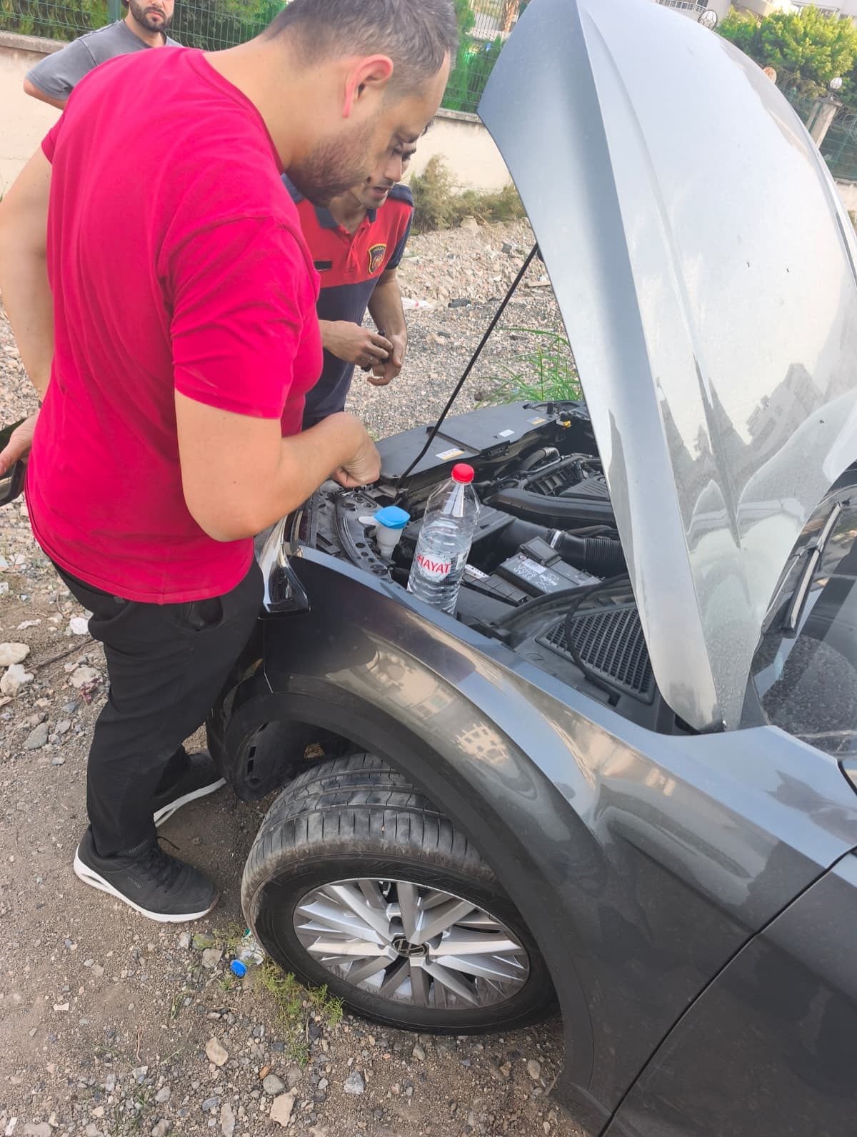 HATAY'DA ARACIN KAPUT KISMINA GİREREK MAHSUR KALAN YAVRU KEDİ, İTFAİYE EKİPLERİ TARAFINDAN...