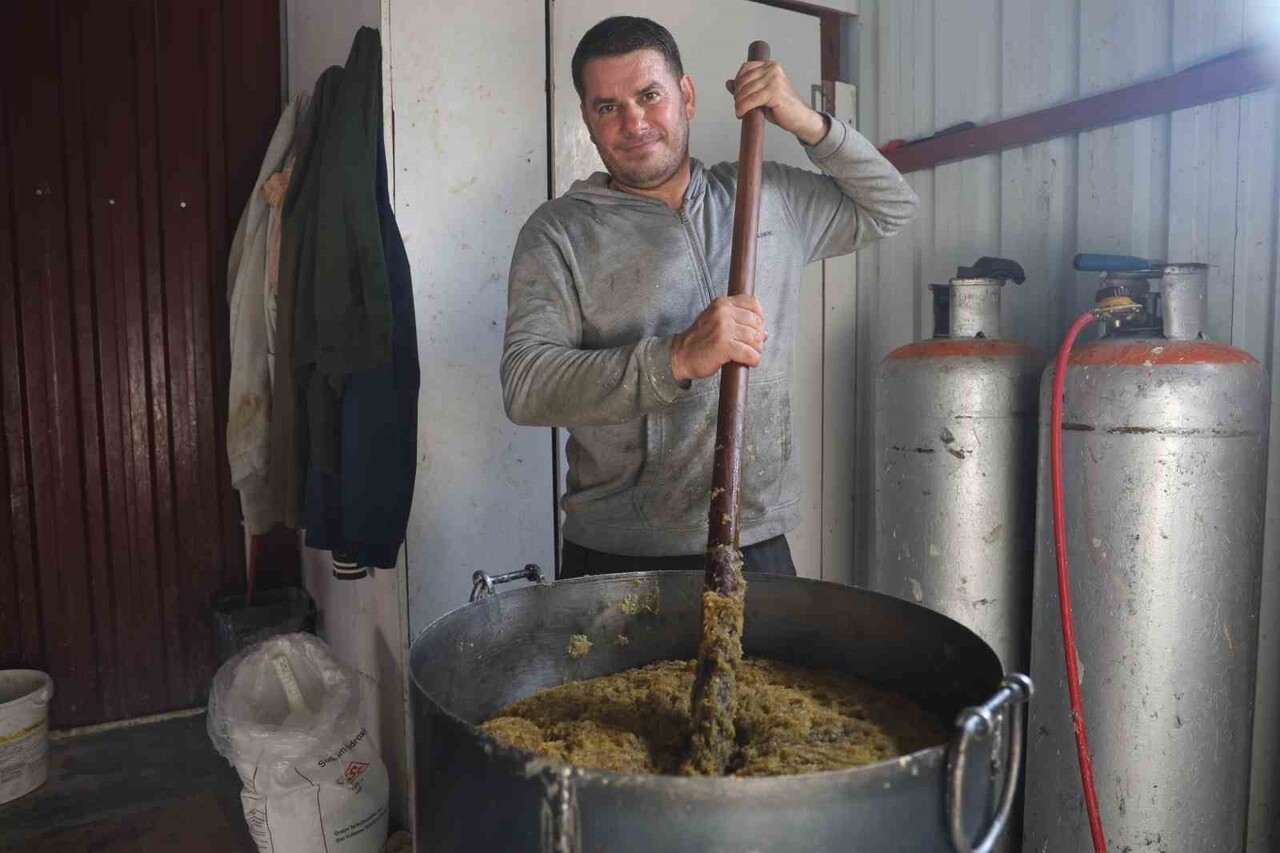 HATAY'DA BABASINDAN DEVRALDIĞI SABUN ÜRETİMİNİ 30 YILDIR DEVAM ETTİREN ÖZCAN KAYA, BÖLGE HALKININ...