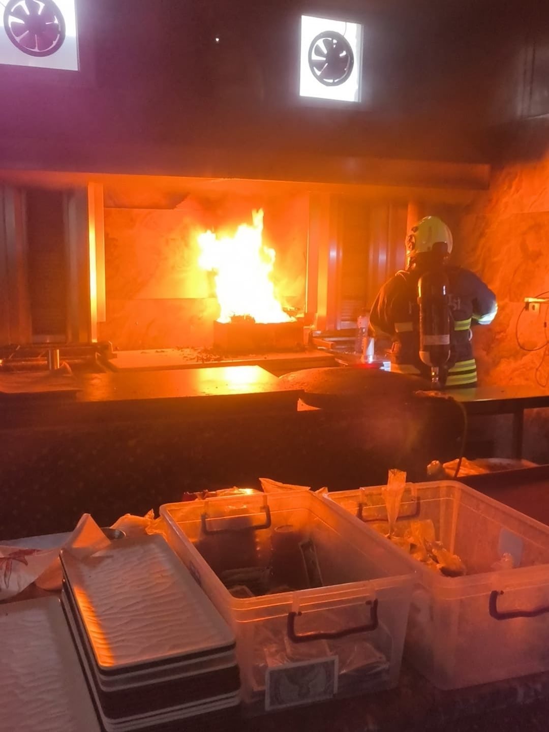 HATAY'DA DÖNERCİDE ALEVLERE TESLİM OLAN KIZARTMA MAKİNESİNDE ÇIKAN YANGINI İTFAİYE EKİPLERİ...