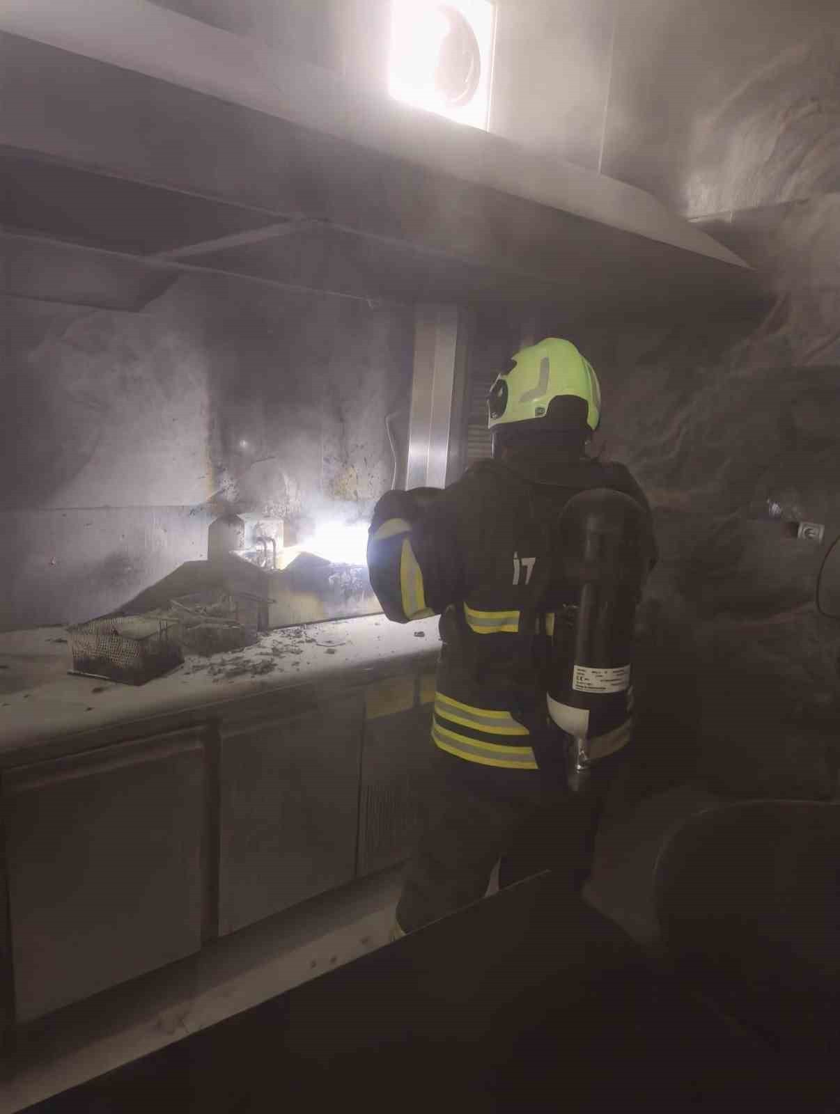 HATAY'DA DÖNERCİDE ALEVLERE TESLİM OLAN KIZARTMA MAKİNESİNDE ÇIKAN YANGINI İTFAİYE EKİPLERİ...