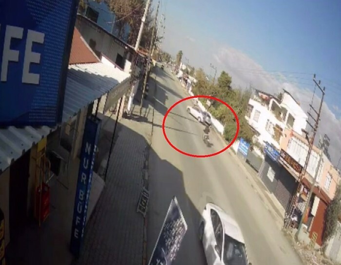 HATAY'DA DÖNÜŞ YAPAN OTOMOBİLLE ÇARPIŞAN MOTOSİKLETİN O ANLARI KAMERAYA YANSIDI.