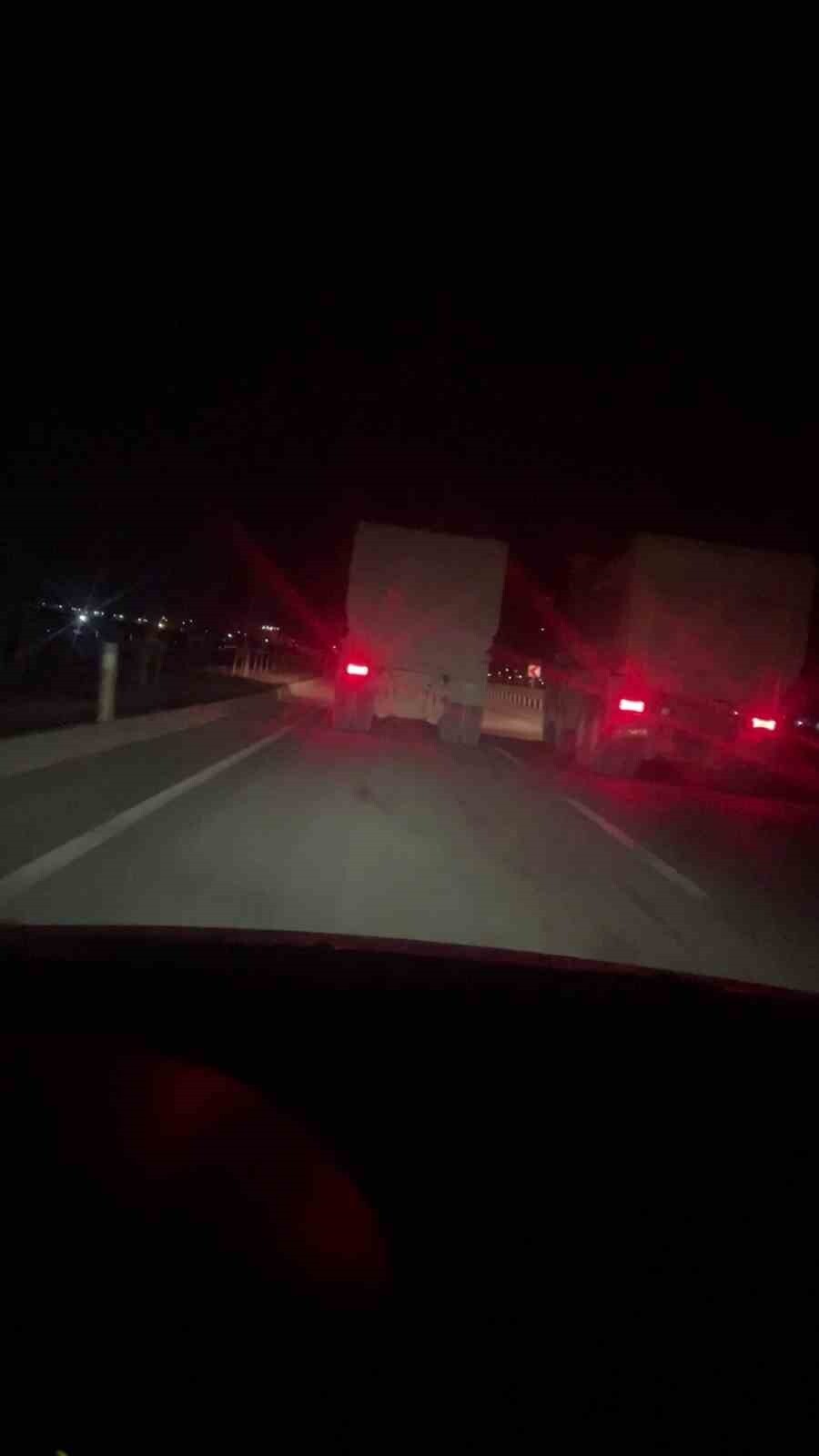 HATAY'DA HIZLARI 100 KM'Yİ BULAN 2 HAFRİYAT KAMYONUNUN YARIŞI TRAFİKTEKİ BAŞKA BİR ARACIN SÜRÜCÜSÜ...