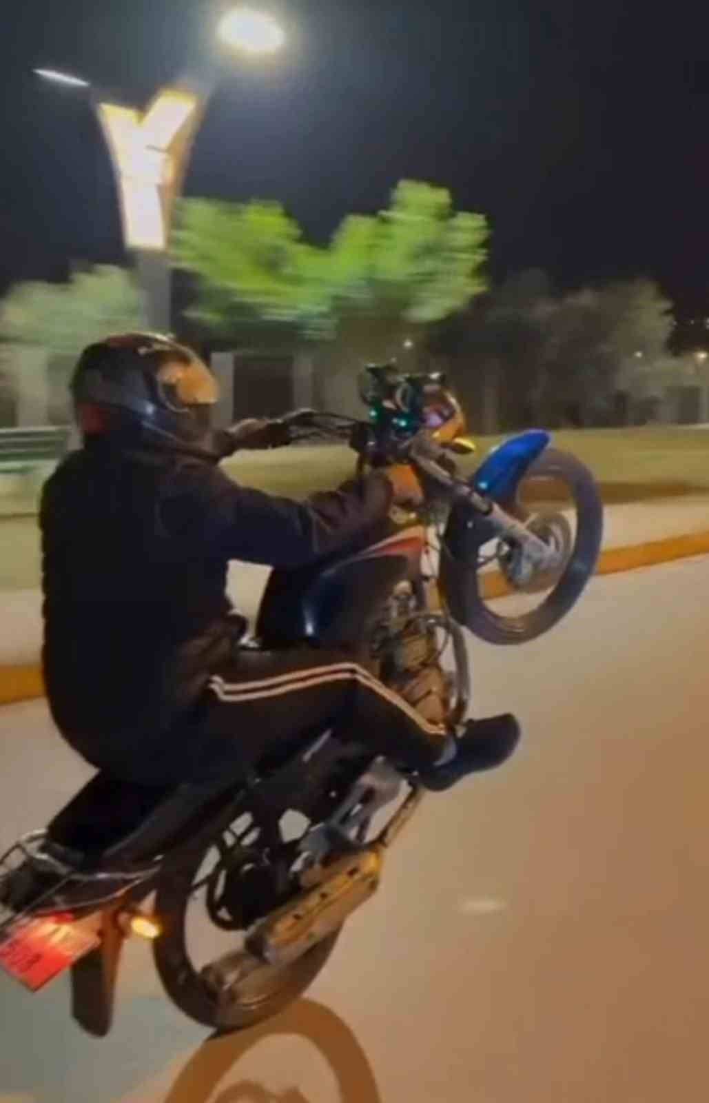 HATAY'DA MOTOSİKLETLE AKROBASİK ŞOV YAPARAK SOSYAL MEDYADA PAYLAŞAN ŞAHSA 15 BİN TL CEZAİ İŞLEM...