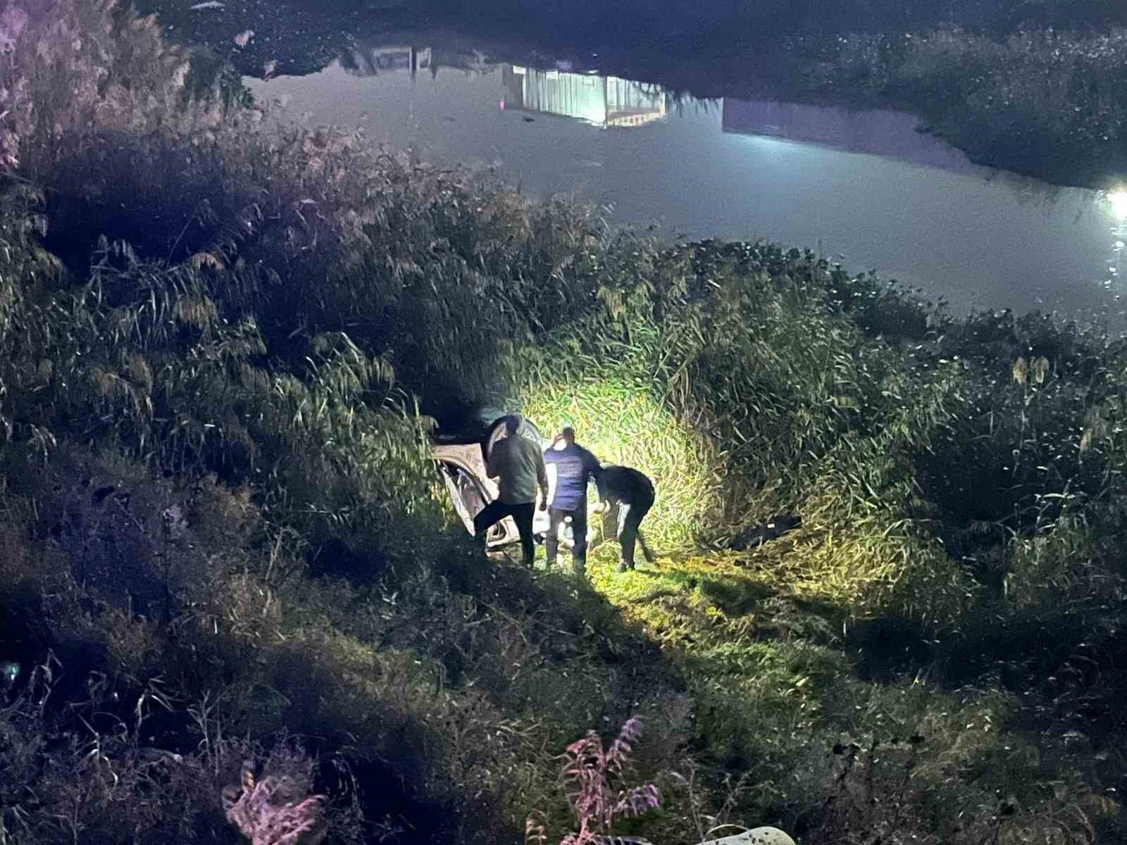 HATAY'DA POLİS EKİPLERİNDEN KAÇMAK İSTERKEN ASİ NEHRİ YATAĞINA UÇAN OTOMOBİLDEKİ 9 KAÇAK GÖÇMEN VE...