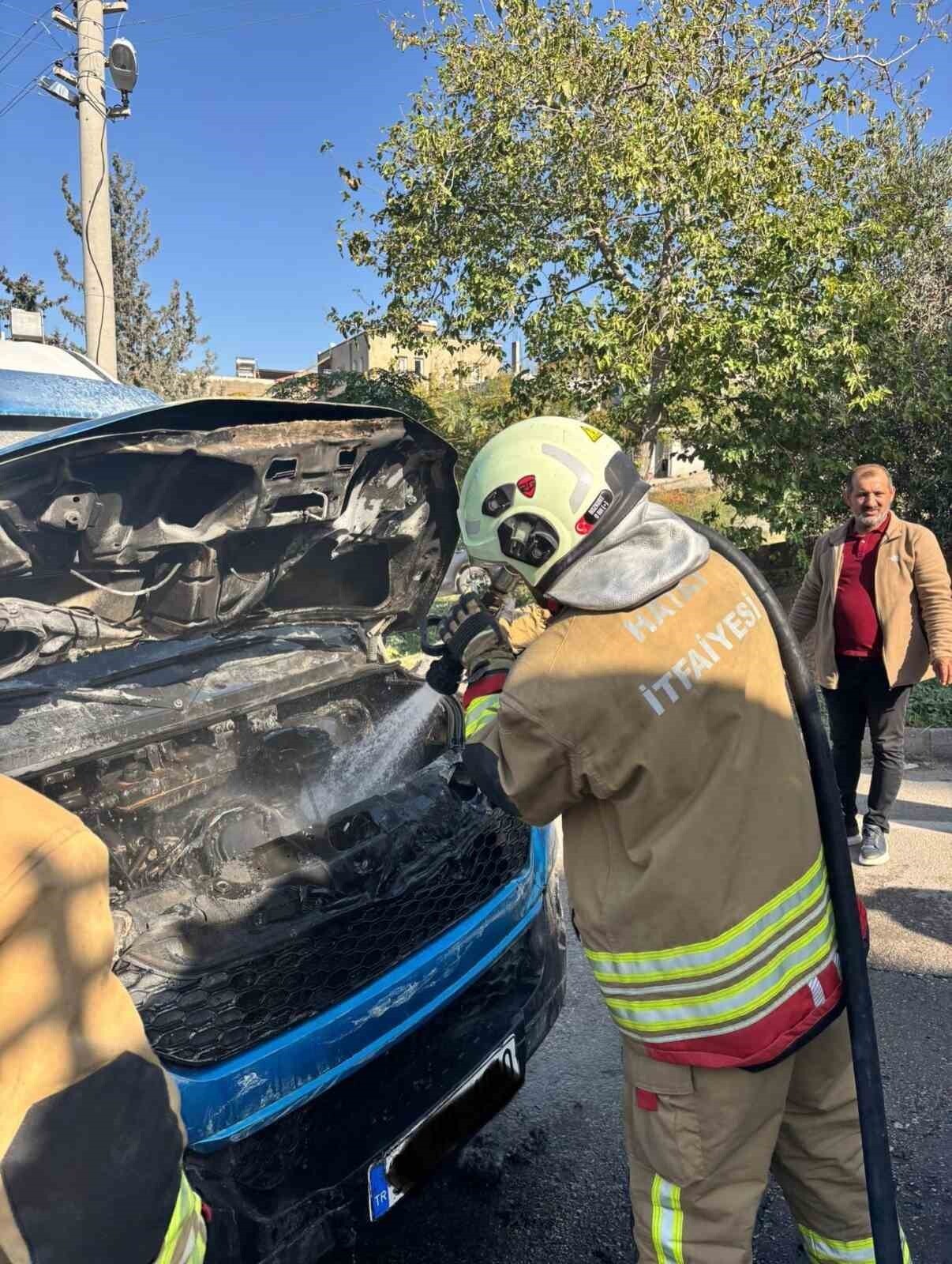 HATAY'DA SEYİR HALİNDEYKEN MOTOR KISMI YANAN YOLCU MİNİBÜSÜNDE PANİK YAŞANDI.