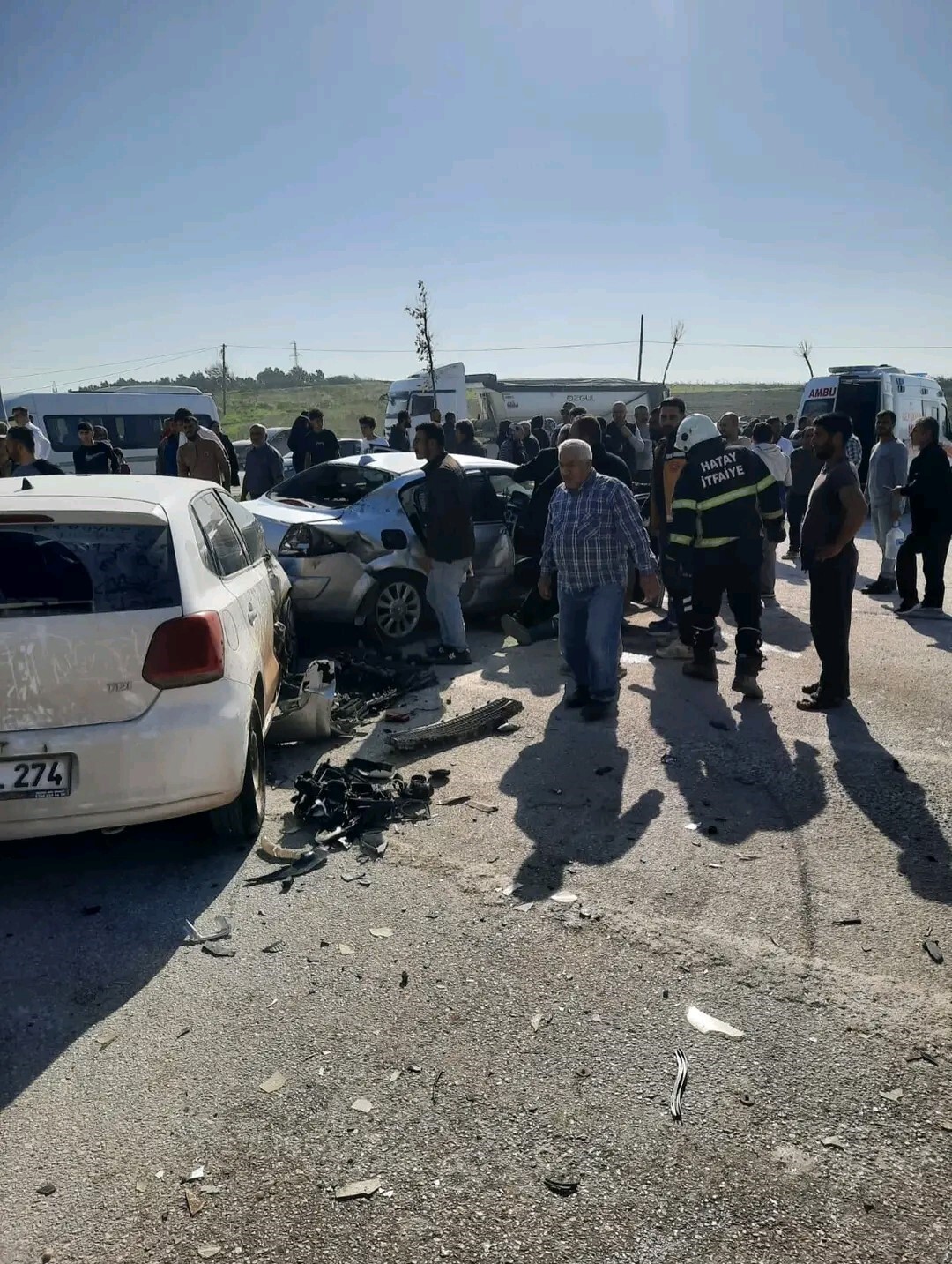 HATAY'IN ALTINÖZÜ İLÇESİNDE 3 OTOMOBİLİN KARIŞTIĞI KAZADA 7 KİŞİ YARALANDI.