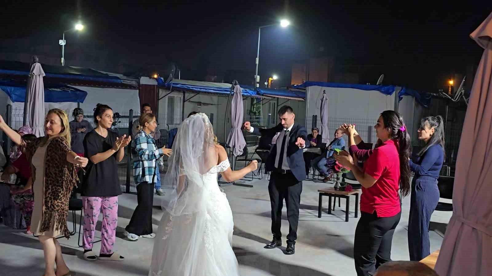 HATAY'IN İSKENDERUN İLÇESİNDE DEPREMDE ENKAZDAN KURTARILAN RECEP SEZGİN, HAYATINI SOSYAL MEDYA...