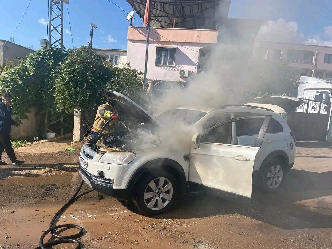 HATAY'IN KIRIKHAN İLÇESİNDE ARAÇTA ÇIKMA YANGINI, İTFAİYE EKİPLERİ TARAFINDAN...