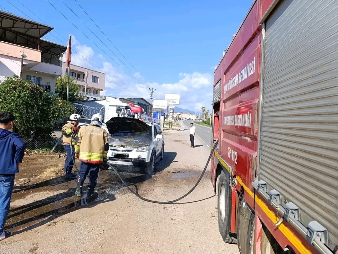 HATAY'IN KIRIKHAN İLÇESİNDE ARAÇTA ÇIKMA YANGINI, İTFAİYE EKİPLERİ TARAFINDAN...
