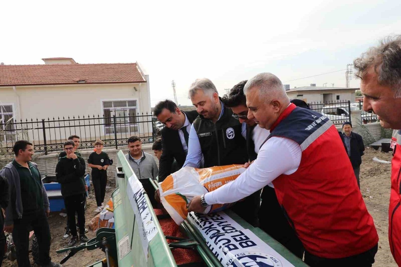 HATAY BÜYÜKŞEHİR BELEDİYESİ, "HER TOHUM BİR GIDA" PROJESİYLE TARIM MESLEK LİSESİNE  1.500 KG...