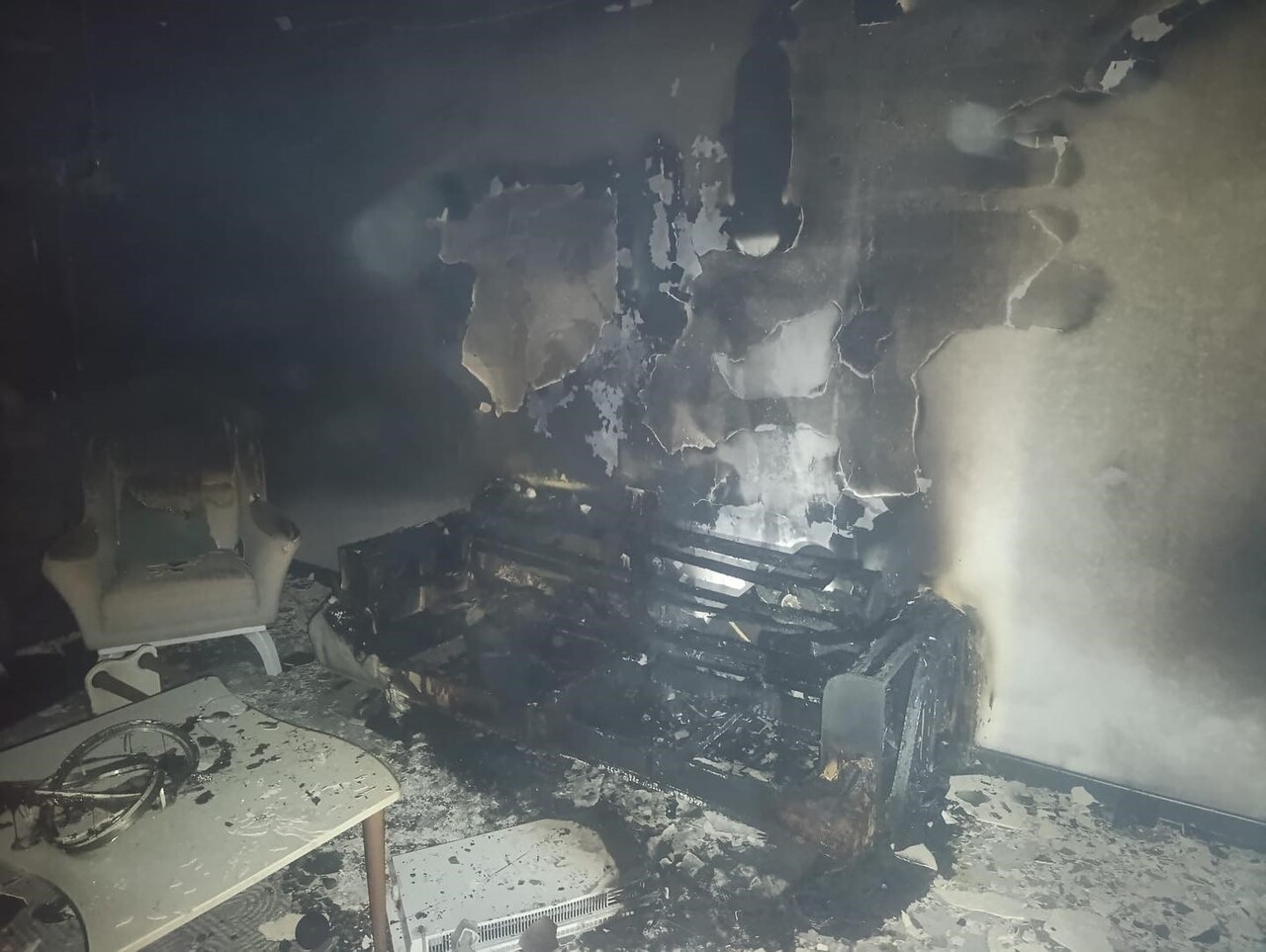 HATAY’DA ALEVLERE TESLİM OLARAK YANAN EV KULLANILMAZ HALE GELDİ.