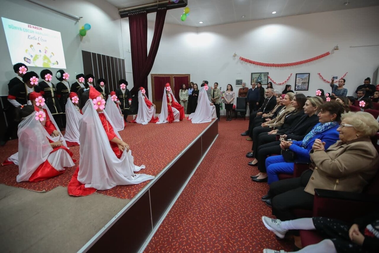 HATAY’DA DÜNYA ÇOCUK HAKLARI GÜNÜ’NDE DÜZENLENEN ETKİNLİKTE ÇOCUKLAR DOYASIYA EĞLENDİ.