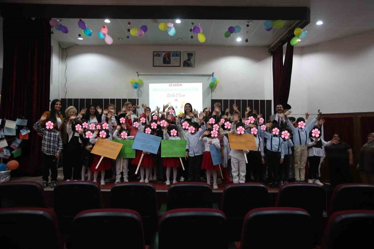 HATAY’DA DÜNYA ÇOCUK HAKLARI GÜNÜ’NDE DÜZENLENEN ETKİNLİKTE ÇOCUKLAR DOYASIYA EĞLENDİ.