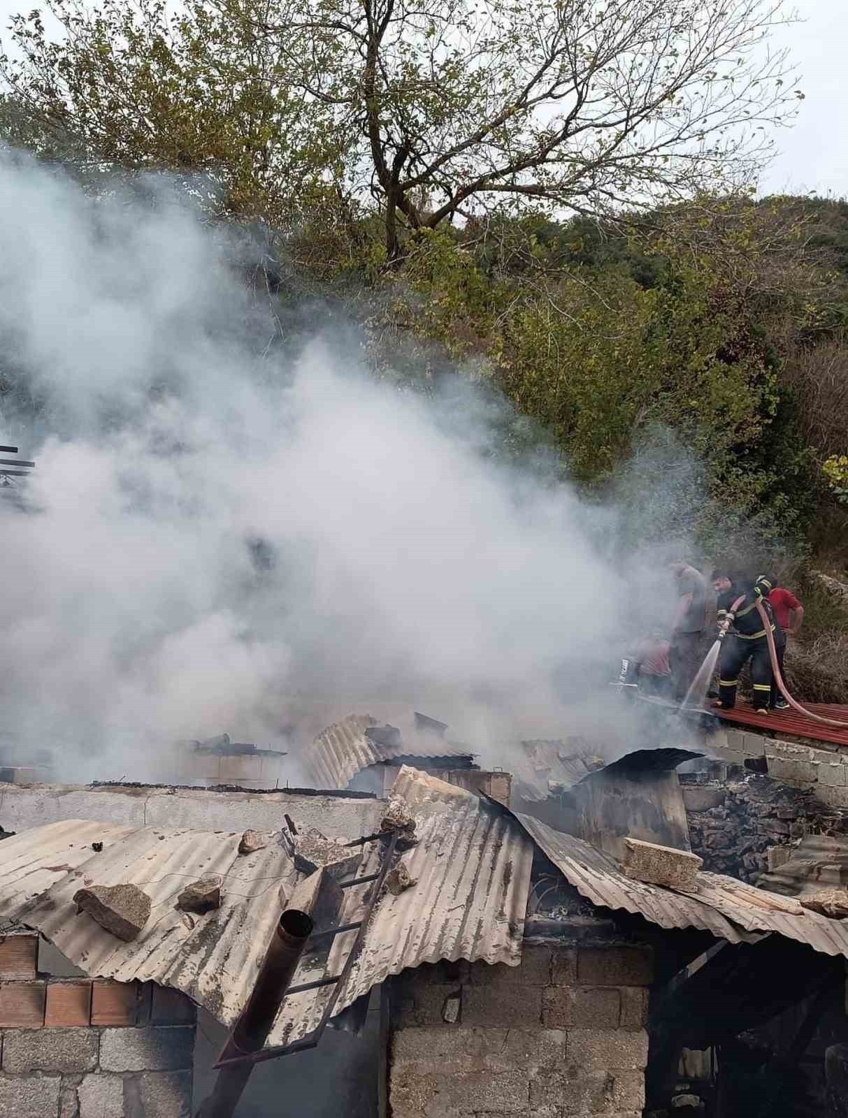 HATAY’DA METRUK BİNADA ÇIKAN YANGIN, ÇEVREDEKİ EVLERE SIÇRAMADAN SÖNDÜRÜLDÜ.