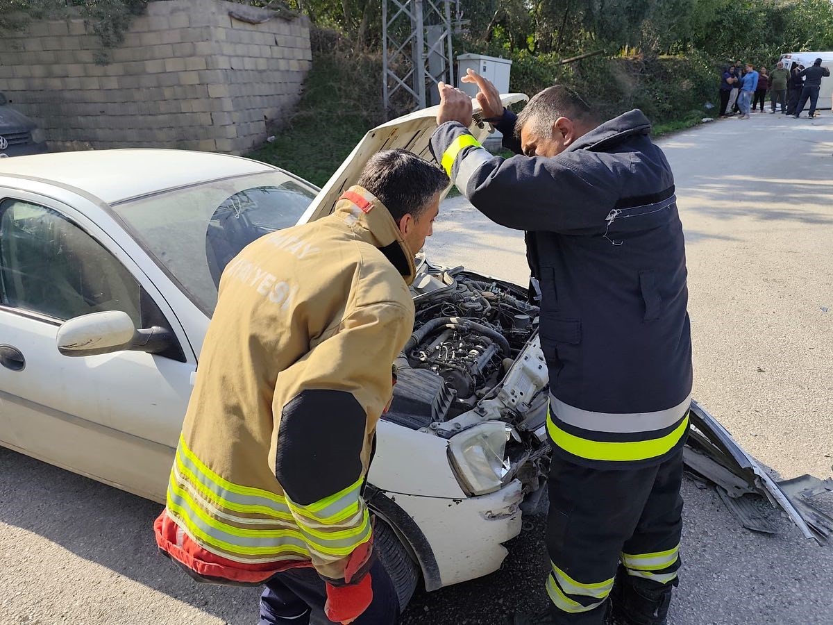HATAY’DA MİNİBÜS VE OTOMOBİLİN ÇARPIŞMASIYLA YAŞANAN KAZADA YAN YATAN MİNİBÜSTE BULUNAN 2 KİŞİ...