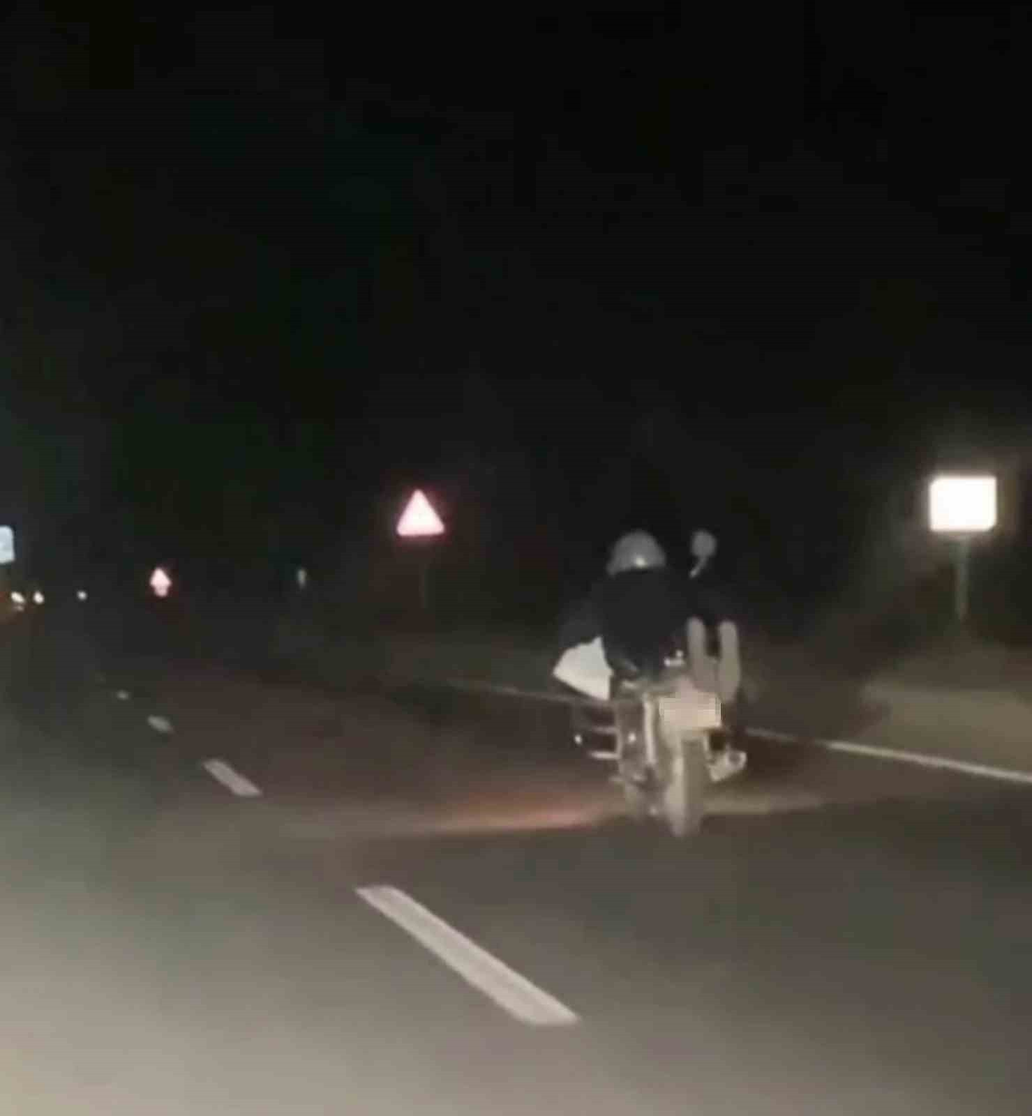 HATAY’DA MOTOSİKLETİN ÜZERİNE YATARAK ŞOV YAPAN ADAY SÜRÜCÜYE 5 BİN 146 TL TRAFİK CEZASI...