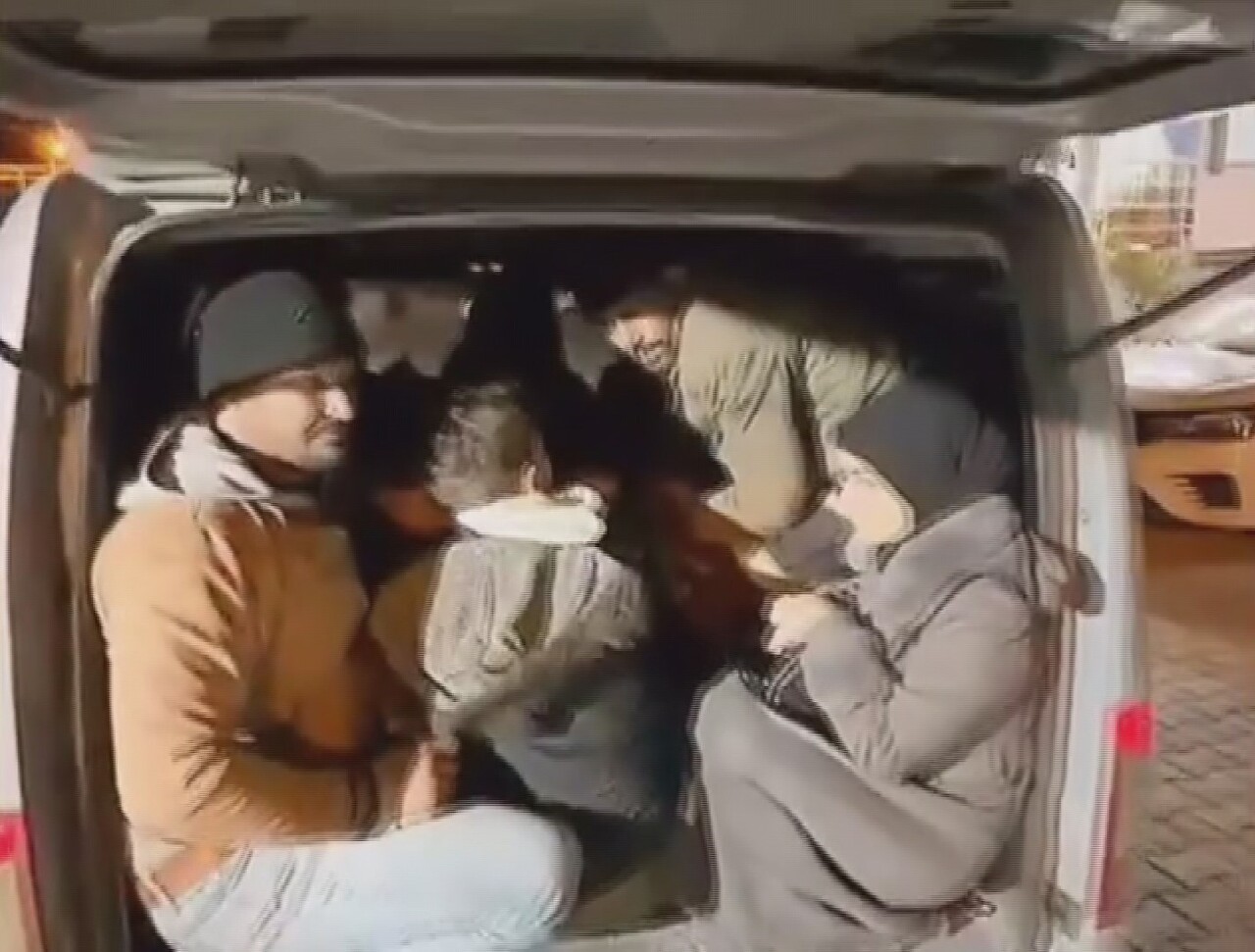 HATAY’DA POLİS EKİPLERİNCE YAPILAN ÇALIŞMALARDA DURDURULAN HAFİF TİCARİ ARAÇTAKİ 13 GÖÇMEN...