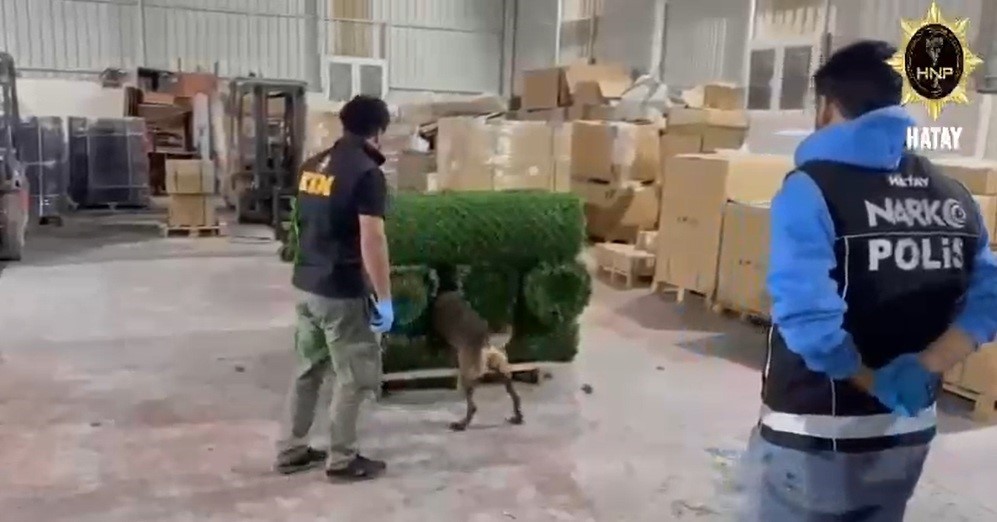 HATAY’DA POLİS EKİPLERİNİN GERÇEKLEŞTİRDİĞİ OPERASYONDA BAHÇE ÇİTİNDE KULLANILAN SUNİ ÇİMLER...