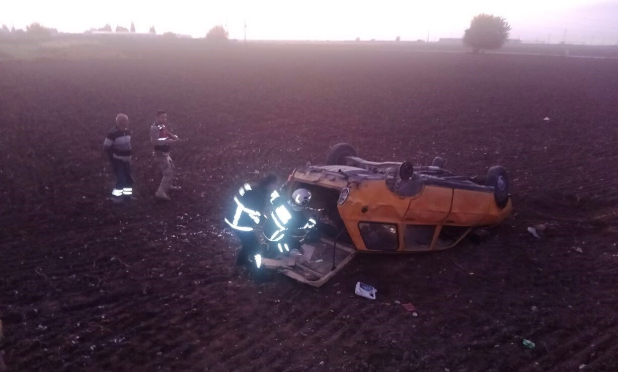 HATAY’DA ŞARAMPOLE DEVRİLEREK TARLAYA UÇAN OTOMOBİLİN SÜRÜCÜSÜ YARALANDI.