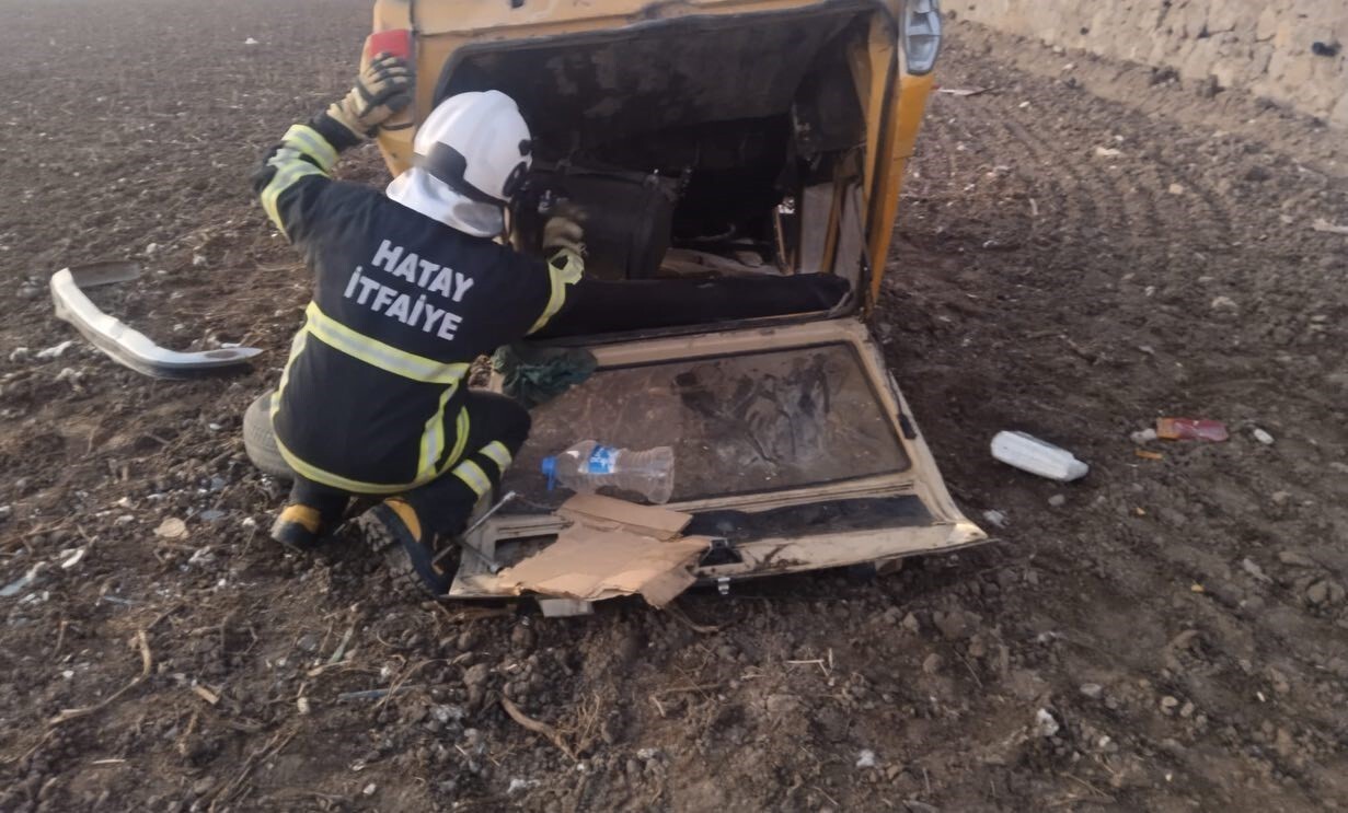 HATAY’DA ŞARAMPOLE DEVRİLEREK TARLAYA UÇAN OTOMOBİLİN SÜRÜCÜSÜ YARALANDI.