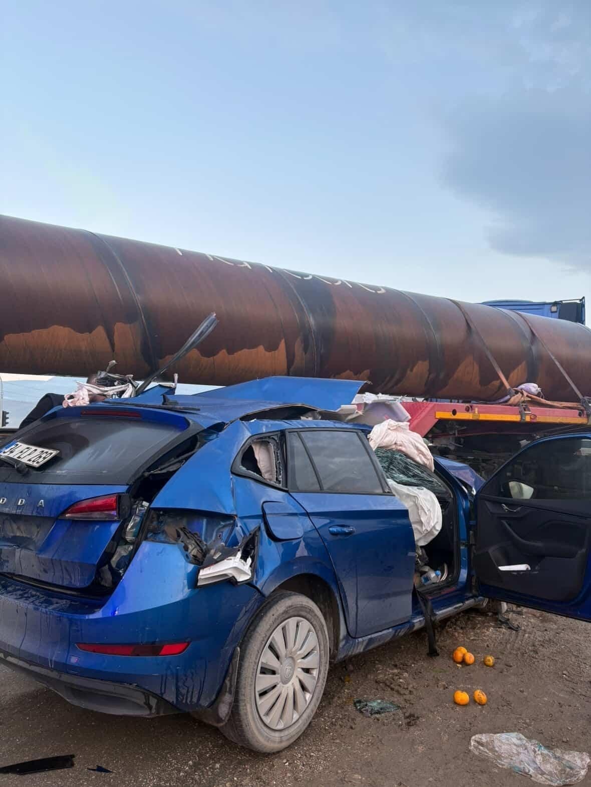 HATAY’DA SEYİR HALİNDE OLAN OTOMOBİL, DEMİR BORU YÜKLÜ TIRLA ÇARPIŞTI. OTOMOBİLİN HURDAYA ÇIKTIĞI...