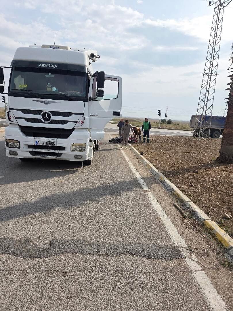 HATAY’DA TIRLA ÇARPIŞAN 66 YAŞINDAKİ MOTOSİKLETİN YABANCI UYRUKLU SÜRÜCÜSÜ KAZADA...