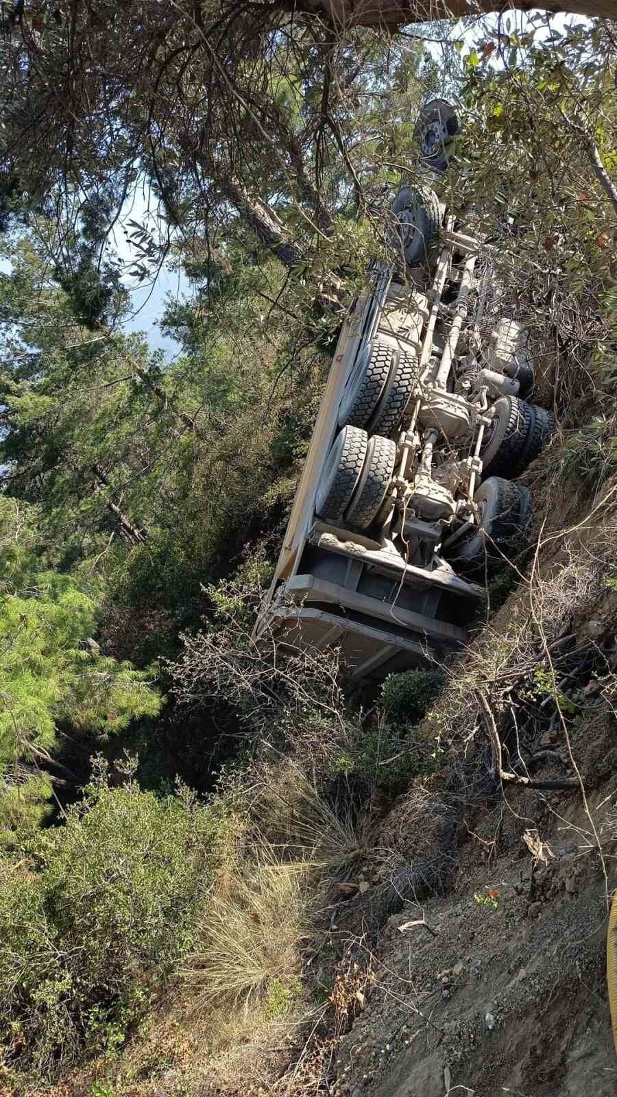 HATAY’DA YAYLA MEVKİİNDE UÇURUMA DEVRİLEN HAFRİYAT KAMYONUNUN SÜRÜCÜSÜ YARALANDI.