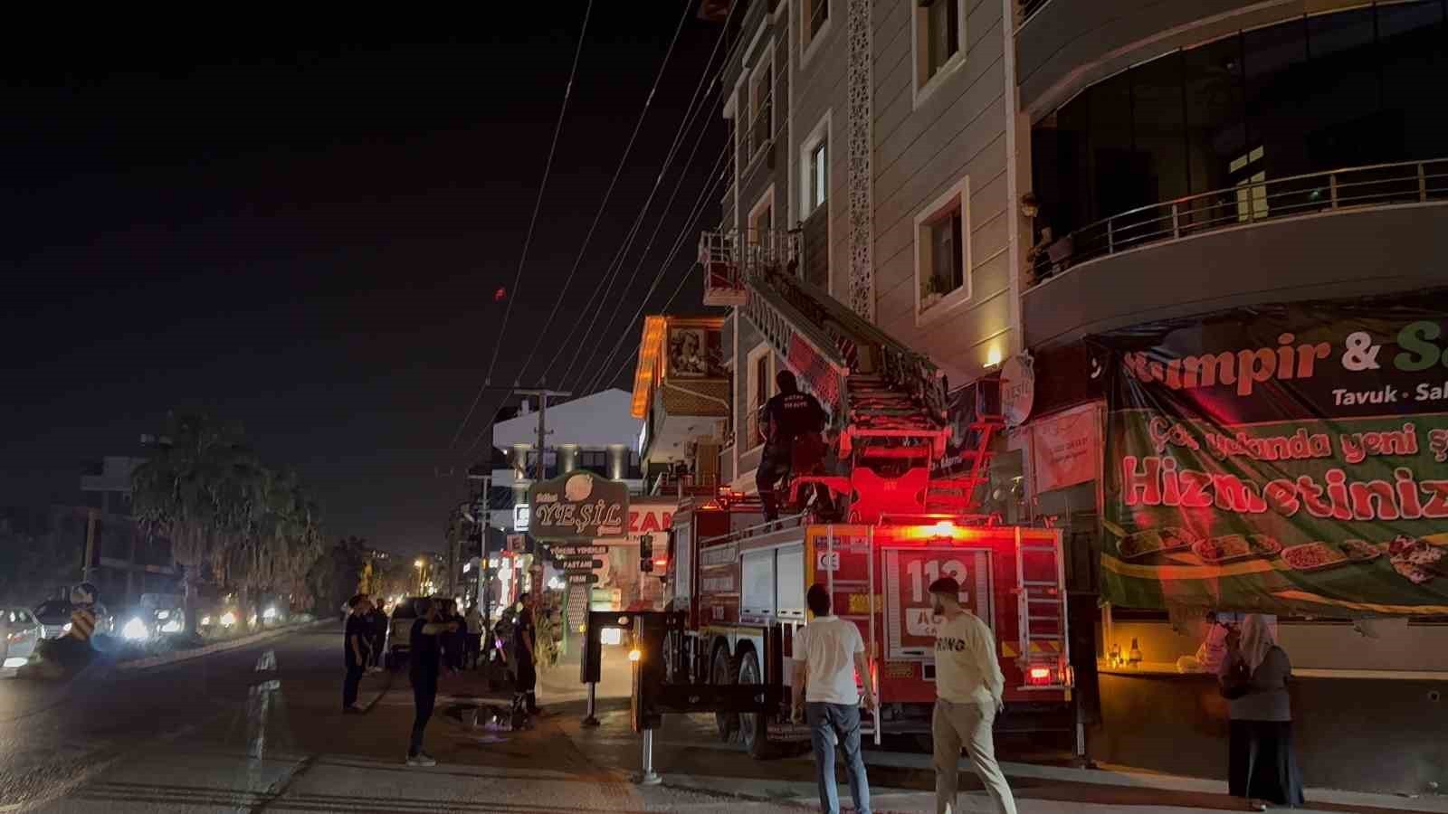 HATAY (İHA) - HATAY’IN ARSUZ İLÇESİNDE BİR DAİRENİN KAPISININ KİLİTLENMESİ ÜZERİNE İÇERİDE MAHSUR...