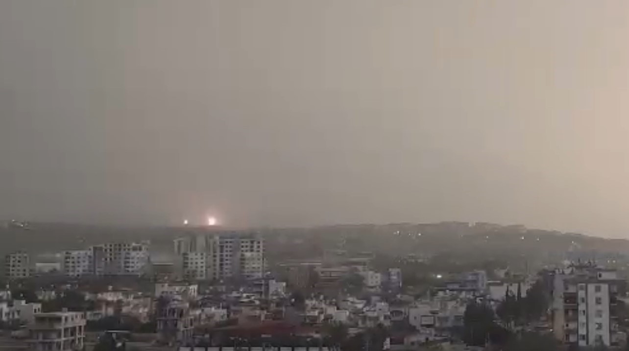 HATAY (İHA) - HATAY’IN İSKENDERUN İLÇESİNDE AKŞAM SAATLERİNDE BAŞLAYAN SAĞANAK YAĞIŞ SIRASINDA...