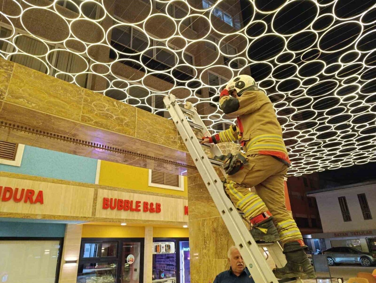 HATAY (İHA) - HATAY’IN İSKENDERUN İLÇESİNDE DUVAR BOŞLUĞUNA SIKIŞAN KEDİ, HATAY BÜYÜKŞEHİR...