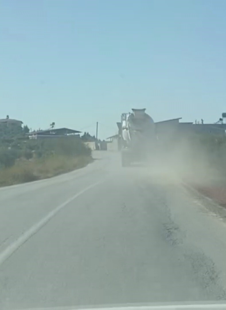 HATAY’IN ALTINÖZÜ İLÇESİNDE ÇİFT YÖNLÜ TRAFİKTE 100 KİLOMETRE HIZI BULAN SÜRATLE İLERLEYEN...