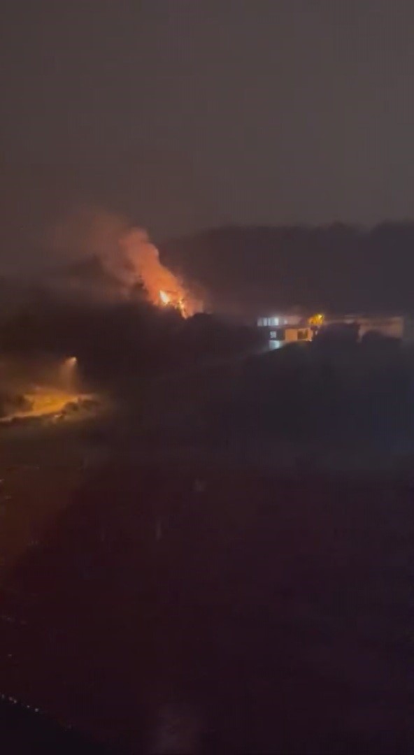 HATAY’IN ANTAKYA İLÇESİNDE AKŞAM SAATLERİNDE BAŞLAYAN SAĞANAK YAĞIŞTA YILDIRIM DÜŞMESİYLE AĞAÇLIK...