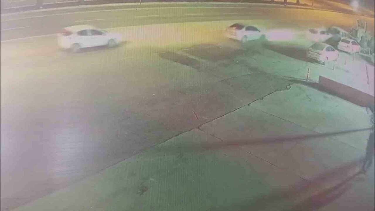 HATAY’IN ANTAKYA İLÇESİNDE HATALI SOLLAMA YAPAN OTOMOBİL, PARK HALİNDEKİ HAFİF TİCARİ ARACA...