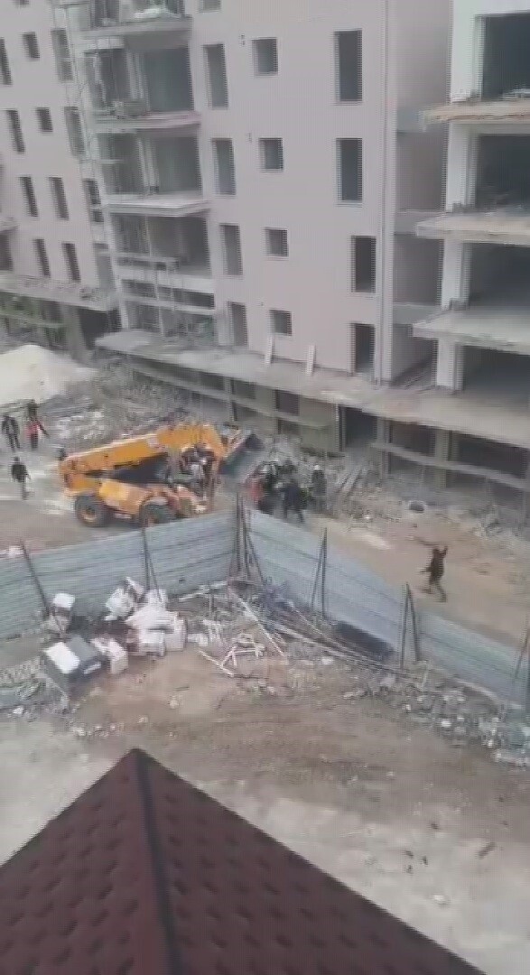 HATAY’IN ANTAKYA İLÇESİNDE ŞANTİYEDE ANLAŞMAZLIK NEDENİYLE İŞÇİLER ARASINDA ÇIKAN KAVGADA ORTALIK...