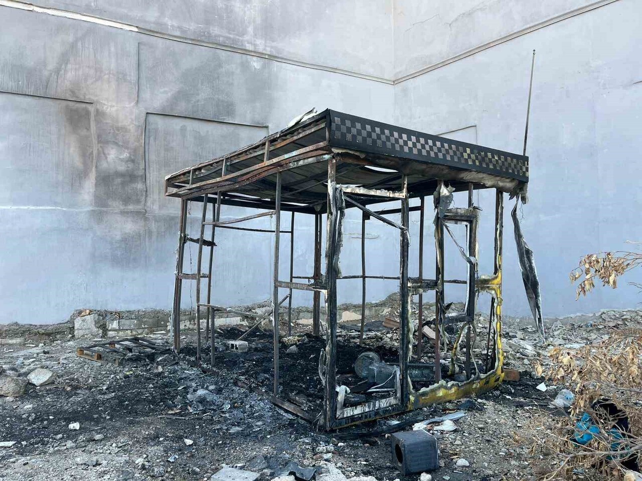 HATAY’IN ANTAKYA İLÇESİNDE TAKSİ KULÜBESİNDE ÇIKAN YANGIN, İTFAİYE EKİPLERİ TARAFINDAN...