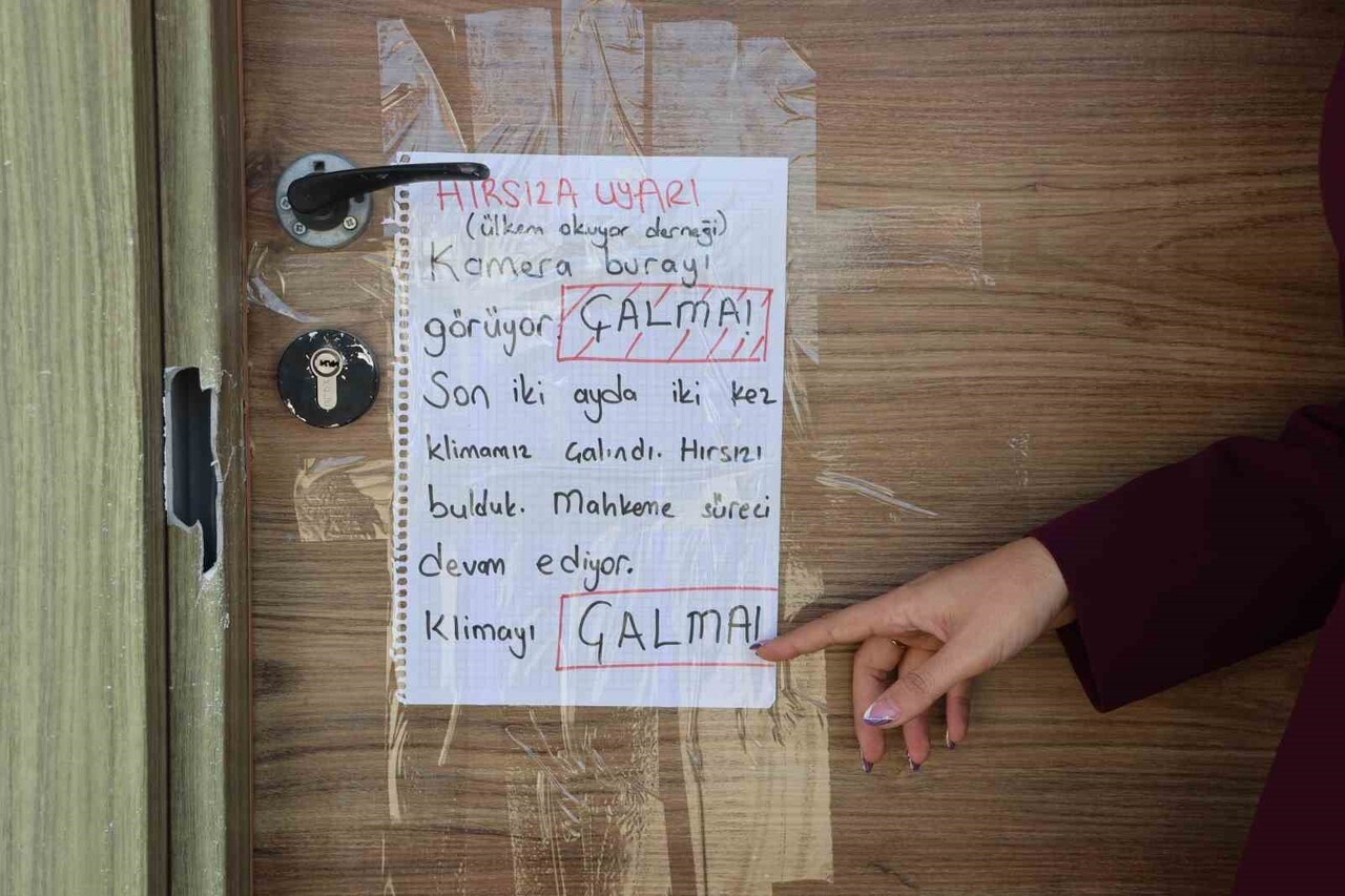 HATAY’IN ANTAKYA İLÇESİNDE ÜLKEM OKUYOR DERNEĞİ TARAFINDAN ÇOCUKLAR OKUSUN DİYE KURULAN KONTEYNER...