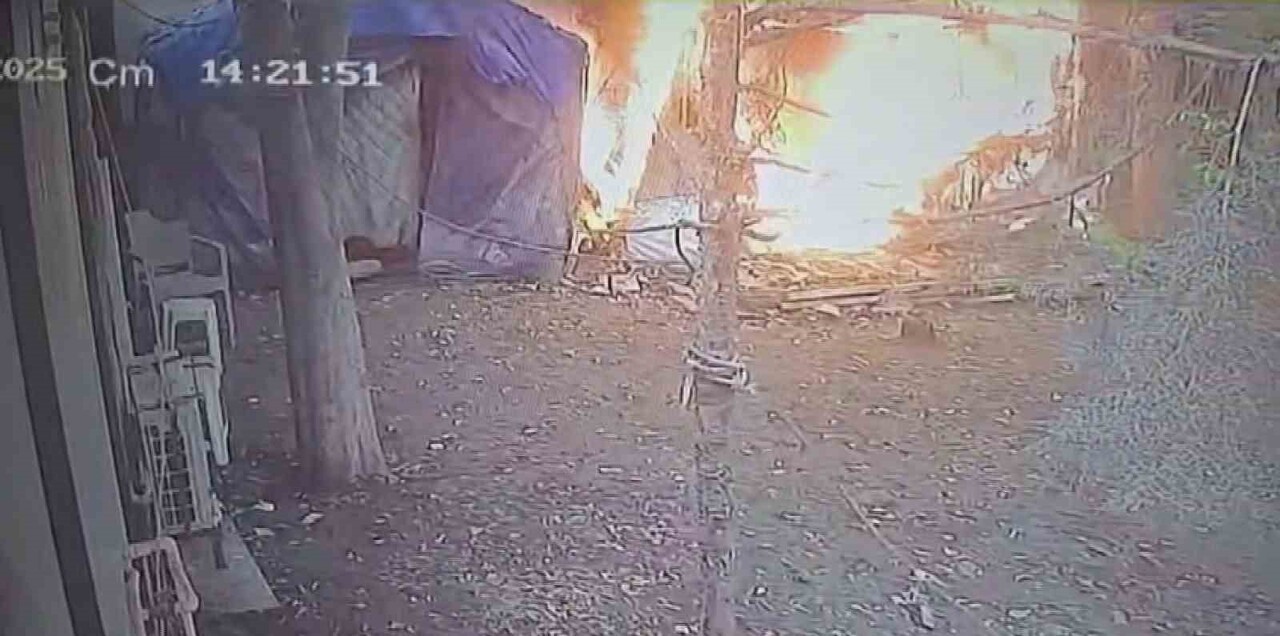 HATAY’IN DEFNE İLÇESİNDE ÇADIRDA ÇIKIP PREFABRİK KONTEYNERA SIÇRAYAN YANGIN, İTFAİYE EKİPLERİ...