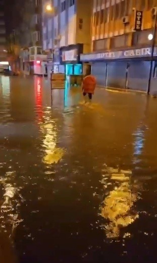HATAY’IN İSKENDERUN VE DÖRTYOL İLÇELERİNDE ŞİDDETLİ YAĞIŞ SONRASI CADDELER VE SOKAKLAR ADETA GÖLE...