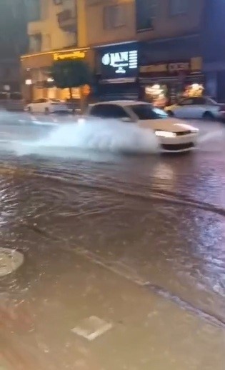 HATAY’IN İSKENDERUN VE DÖRTYOL İLÇELERİNDE ŞİDDETLİ YAĞIŞ SONRASI CADDELER VE SOKAKLAR ADETA GÖLE...