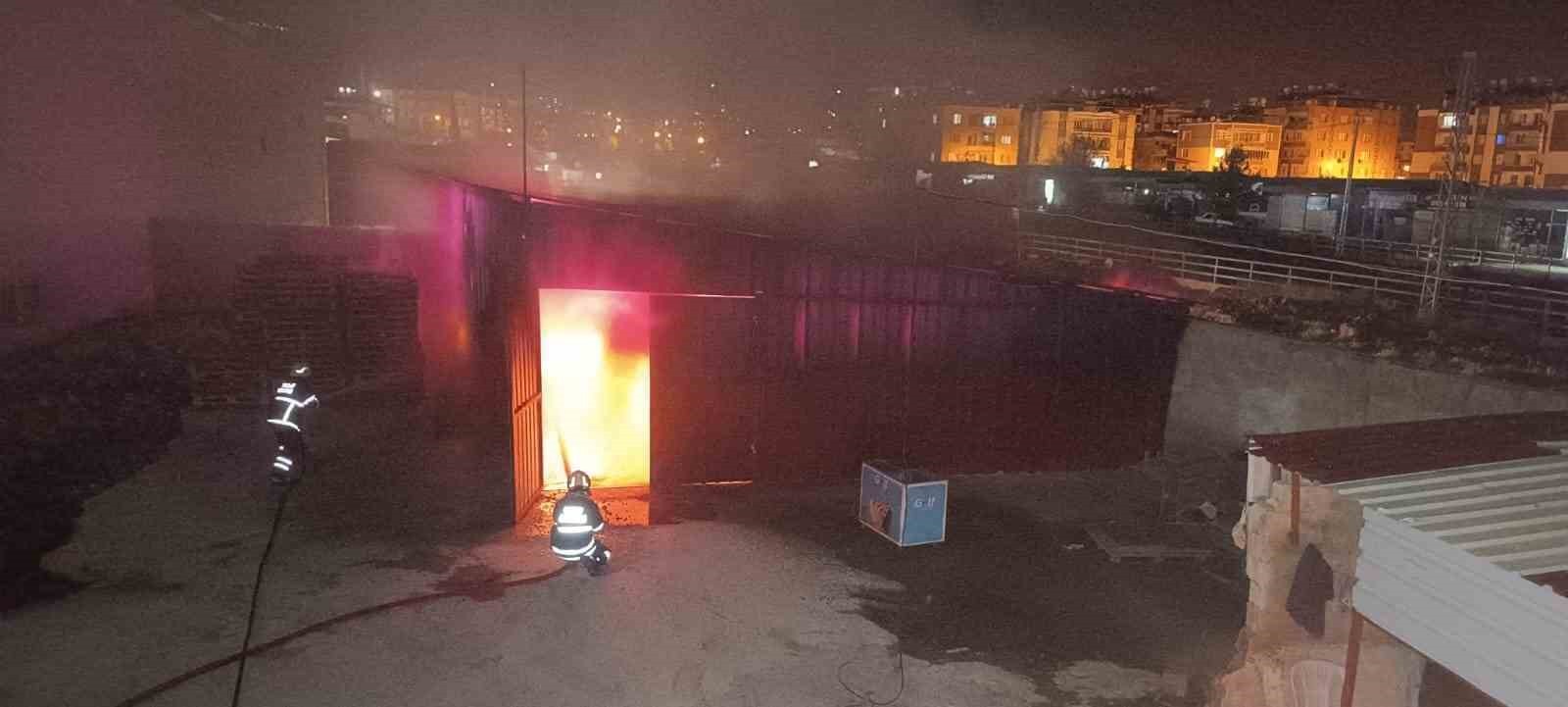 HATAY’IN KIRIKHAN İLÇESİNDE DONDURMA BAYİSİNE AİT DEPODA ÇIKAN YANGINI İTFAİYE EKİPLERİ SÖNDÜRDÜ....