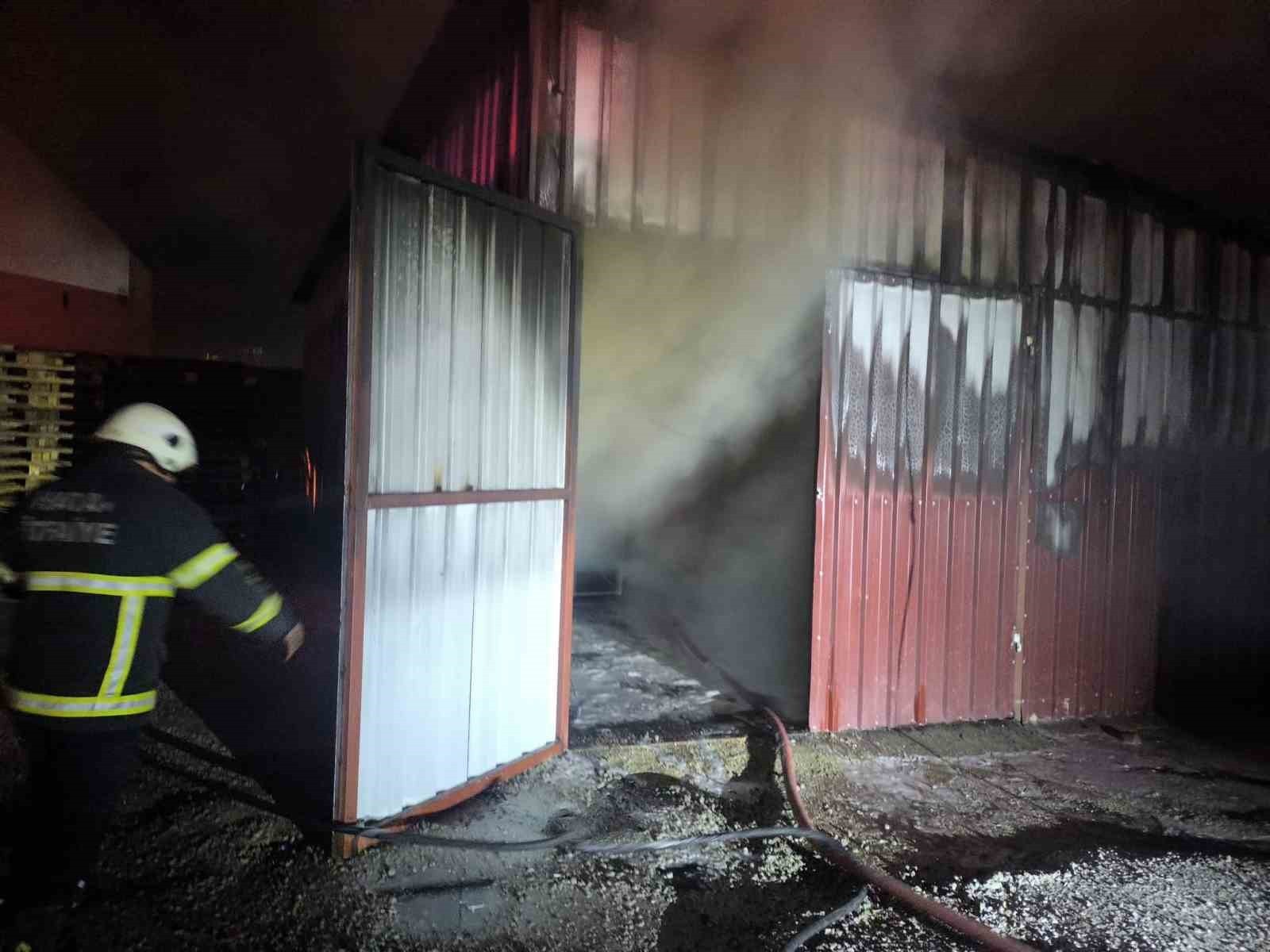HATAY’IN KIRIKHAN İLÇESİNDE DONDURMA BAYİSİNE AİT DEPODA ÇIKAN YANGINI İTFAİYE EKİPLERİ SÖNDÜRDÜ....