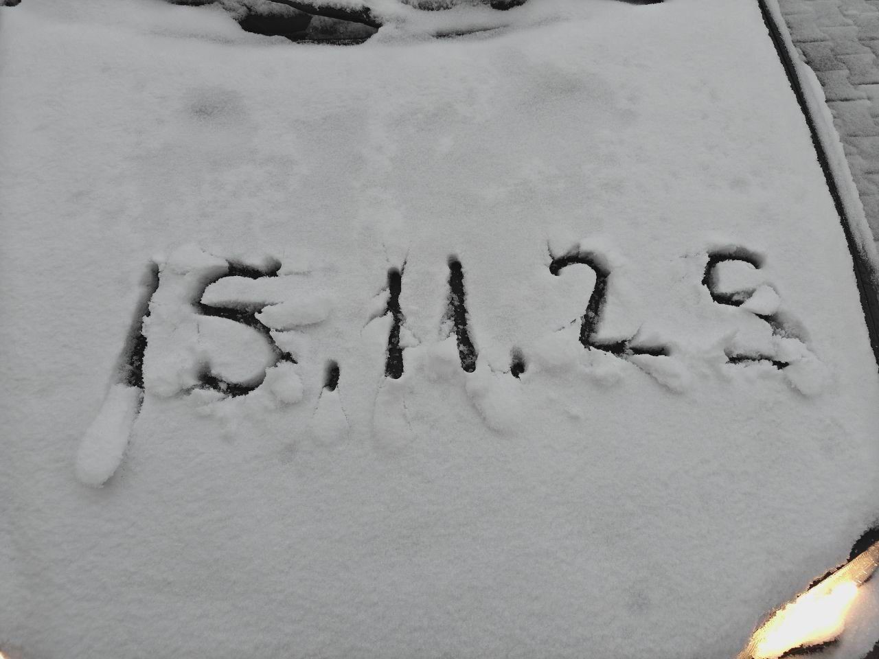 HAVA SICAKLIKLARININ DÜŞTÜĞÜ KAYSERİ’DE, KENTİN YÜKSEK KESİMLERİNE KAR YAĞDI.