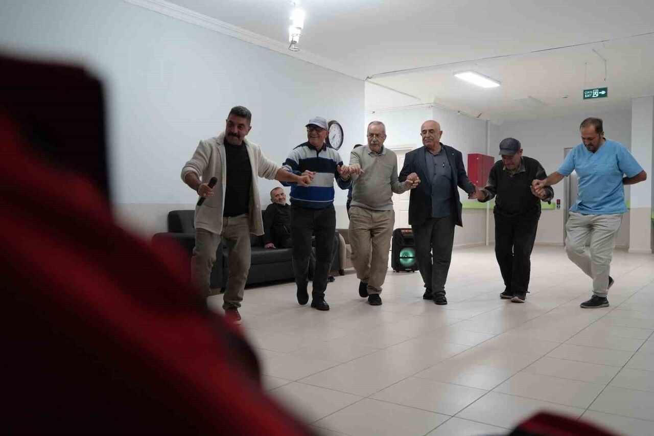 HEM KAYNAŞTILAR HEM EĞLENDİLER: HUZUREVİ SAKİNLERİ BAYBURT’TA KEYİFLİ BİR GÜN GEÇİRDİ