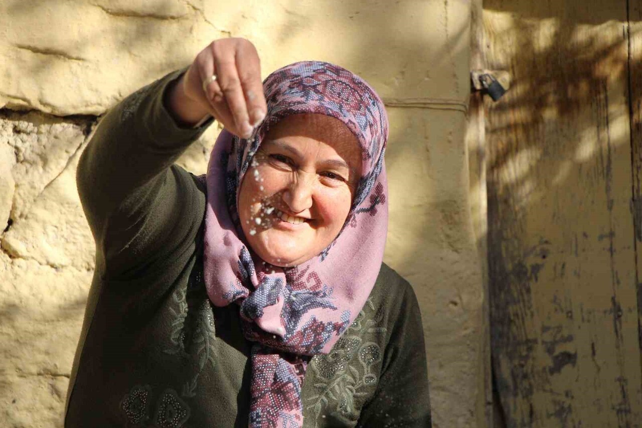 HER AY BİR MAHALLEDEKİ ARKADAŞLARININ EVİNDE BULUŞUP BAHÇEDE GÜN BOYUNCA MERDANELERLE AÇTIKLARI...