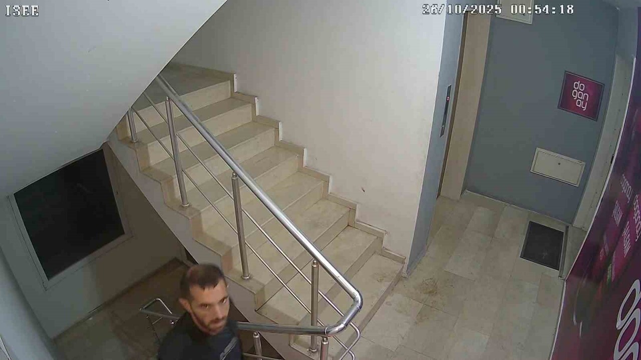 HER İKİ HIRSIZLIKTA ŞÜPHELİNİN APARTMANA GİRİŞİ GÜVENLİK KAMERALARINA YANSID