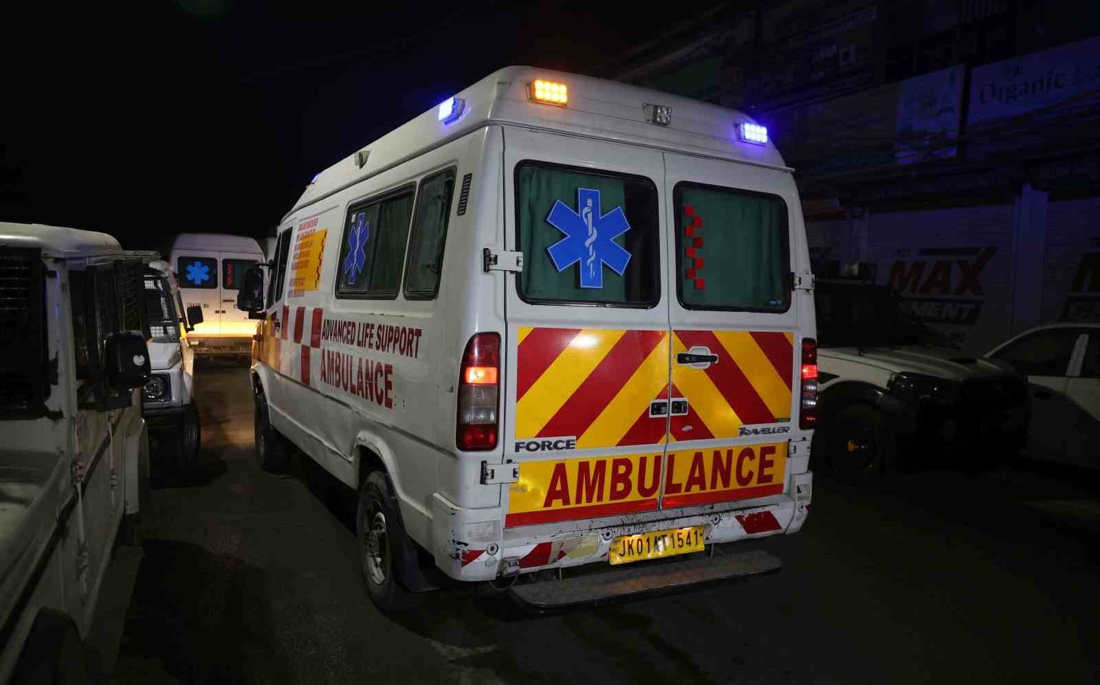 HİNDİSTAN'IN CEMMU KEŞMİR EYALETİNDEKİ BİR KARAKOLDA TOPLANAN PATLAYICILARDAN NUMUNE ALINDIĞI...