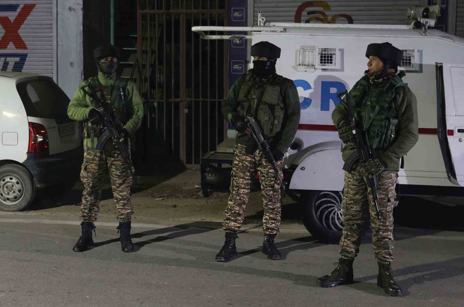 HİNDİSTAN'IN CEMMU KEŞMİR EYALETİNDEKİ BİR KARAKOLDA TOPLANAN PATLAYICILARDAN NUMUNE ALINDIĞI...