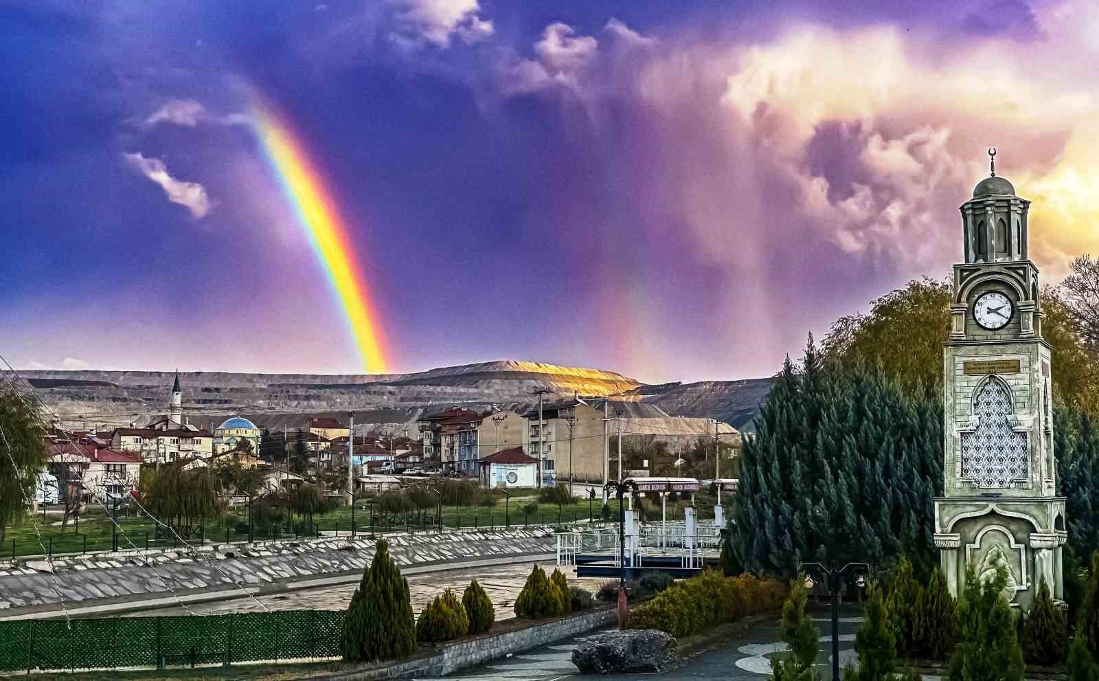 HİSARCIK SAAT KULESİ ÜZERİNDE GÖKKUŞAĞI GÜZELLİĞİ