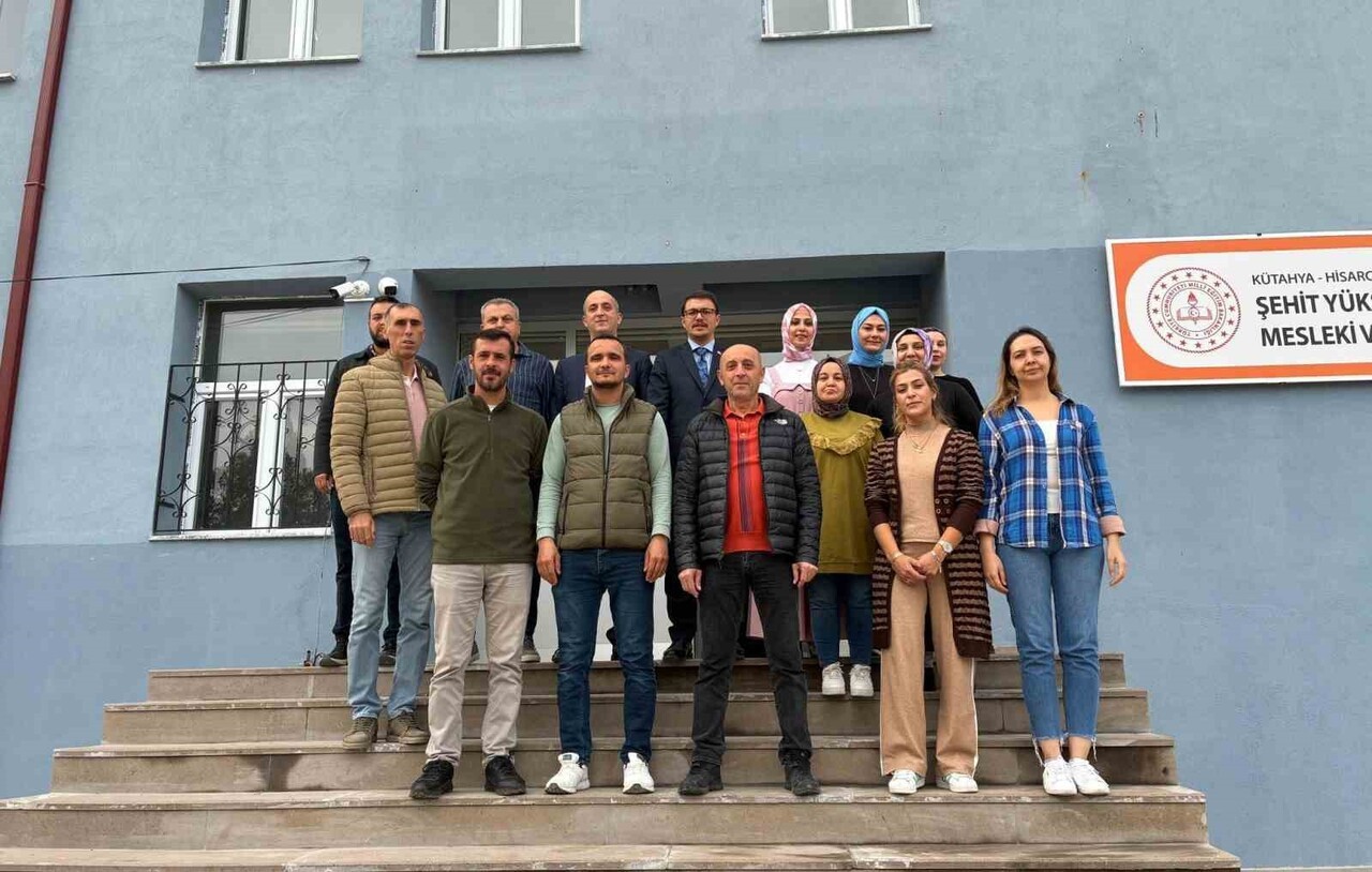 HİSARCIK’TA ÖĞRETMENLERE TÜRK BAYRAĞI ROZETİ HEDİYE EDİLDİ MÜDÜR KİLİTCİ: "BAYRAK, VATAN, MİLLET...